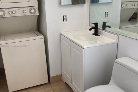 Condo in Miami, Florida, 2 bedrooms  № 1926159 - photo 6