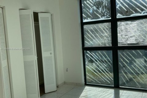 Condo in Miami, Florida, 2 bedrooms  № 1926159 - photo 11