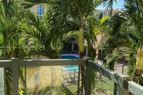 Condo in Miami, Florida, 2 bedrooms  № 1926159 - photo 10