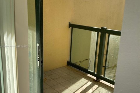 Condo in Miami, Florida, 2 bedrooms  № 1926159 - photo 9
