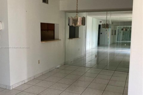 Condo in Miami, Florida, 2 bedrooms  № 1926159 - photo 4