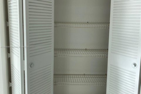 Condo in Miami, Florida, 2 bedrooms  № 1926159 - photo 15