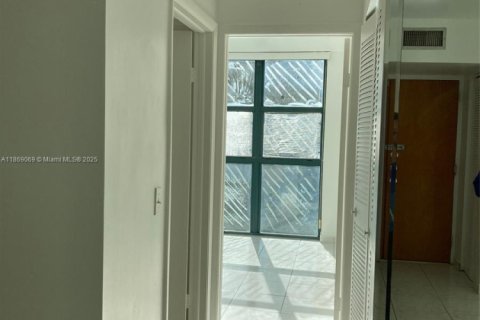 Condo in Miami, Florida, 2 bedrooms  № 1926159 - photo 14