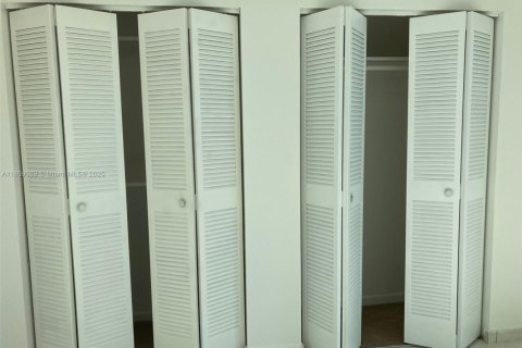 Condo in Miami, Florida, 2 bedrooms  № 1926159 - photo 12
