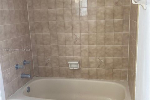 Condo in Miami, Florida, 2 bedrooms  № 1926159 - photo 8