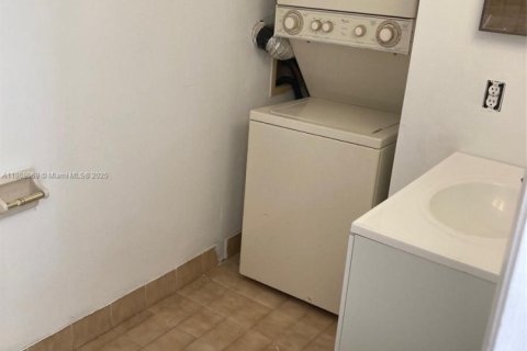 Condo in Miami, Florida, 2 bedrooms  № 1926159 - photo 7