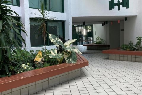 Condo in Miami, Florida, 2 bedrooms  № 1926159 - photo 1
