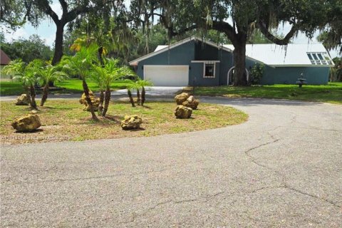 House in LaBelle, Florida 3 bedrooms, 215.53 sq.m. № 1852736 - photo 1