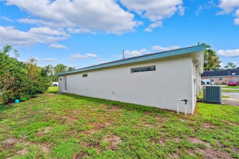 Propiedad comercial en venta en Spring Hill, Florida, 135.64 m2 № 1819436 - foto 11