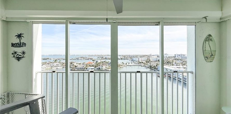 Condo in Saint Pete Beach, Florida, 1 bedroom № 2402752