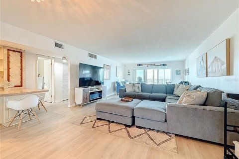 Condo in Saint Pete Beach, Florida, 1 bedroom № 2402752 - photo 5