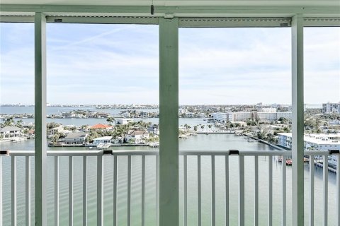 Condo in Saint Pete Beach, Florida, 1 bedroom № 2402752 - photo 29