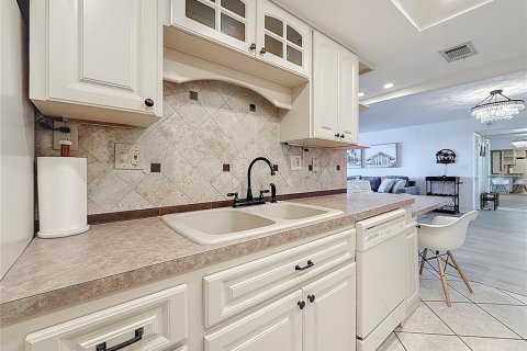 Condo in Saint Pete Beach, Florida, 1 bedroom № 2402752 - photo 11