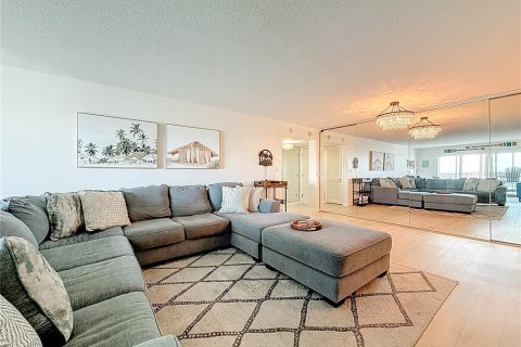 Condo in Saint Pete Beach, Florida, 1 bedroom № 2402752 - photo 15