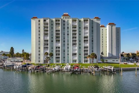 Condo in Saint Pete Beach, Florida, 1 bedroom № 2402752 - photo 3