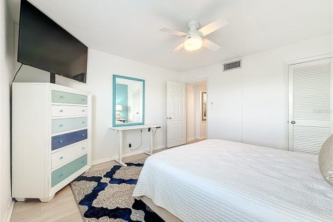 Condo in Saint Pete Beach, Florida, 1 bedroom № 2402752 - photo 23