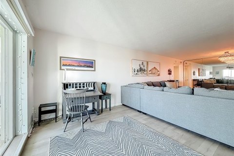 Condo in Saint Pete Beach, Florida, 1 bedroom № 2402752 - photo 18