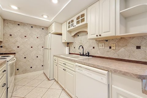 Condo in Saint Pete Beach, Florida, 1 bedroom № 2402752 - photo 8