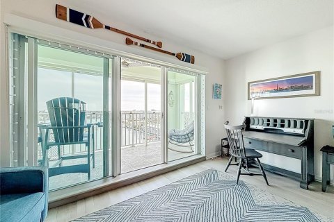 Condo in Saint Pete Beach, Florida, 1 bedroom № 2402752 - photo 17