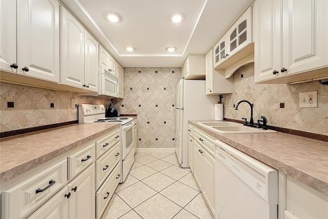 Condo in Saint Pete Beach, Florida, 1 bedroom № 2402752 - photo 10
