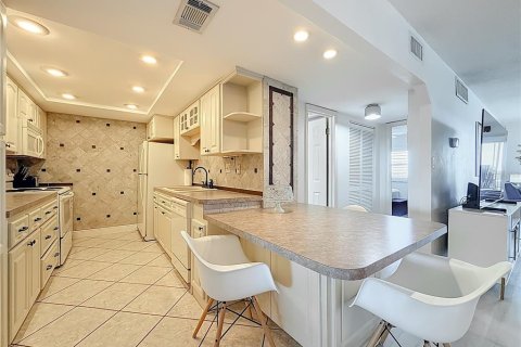 Condo in Saint Pete Beach, Florida, 1 bedroom № 2402752 - photo 7