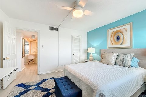 Condo in Saint Pete Beach, Florida, 1 bedroom № 2402752 - photo 24