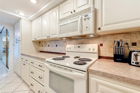 Condo in Saint Pete Beach, Florida, 1 bedroom № 2402752 - photo 12