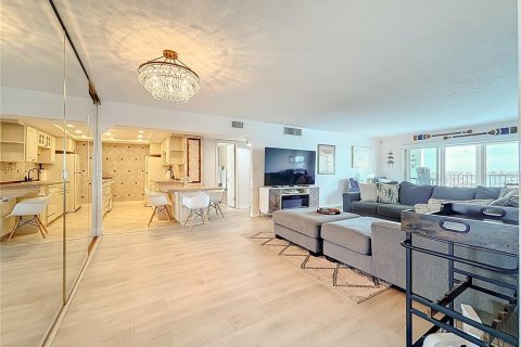 Condo in Saint Pete Beach, Florida, 1 bedroom № 2402752 - photo 4