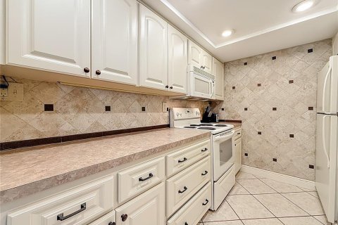Condo in Saint Pete Beach, Florida, 1 bedroom № 2402752 - photo 9