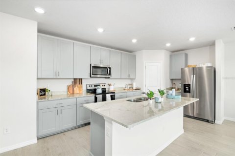 Casa en venta en Zephyrhills, Florida, 4 dormitorios, 171.78 m2 № 1516576 - foto 2