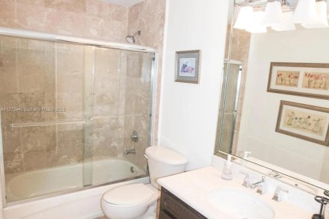 Condo in Miami, Florida, 2 bedrooms  № 1867950 - photo 11