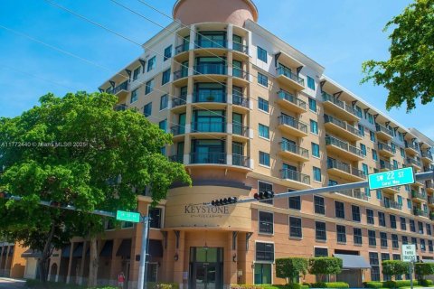 Condo in Miami, Florida, 2 bedrooms  № 1867950 - photo 1