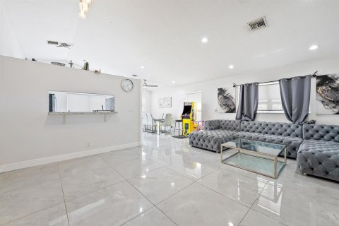 House in Lake Worth, Florida 3 bedrooms, 135.36 sq.m. № 2260506 - photo 8