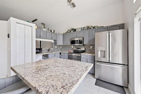 House in Lake Worth, Florida 3 bedrooms, 135.36 sq.m. № 2260506 - photo 5
