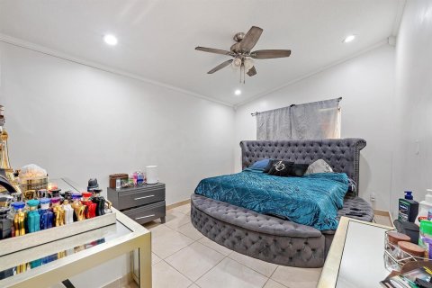 House in Lake Worth, Florida 3 bedrooms, 135.36 sq.m. № 2260506 - photo 10