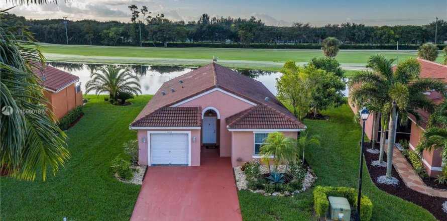 House in Lake Worth, Florida 3 bedrooms, 135.36 sq.m. № 2260506