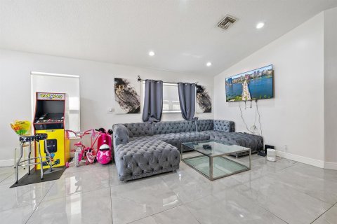 House in Lake Worth, Florida 3 bedrooms, 135.36 sq.m. № 2260506 - photo 9