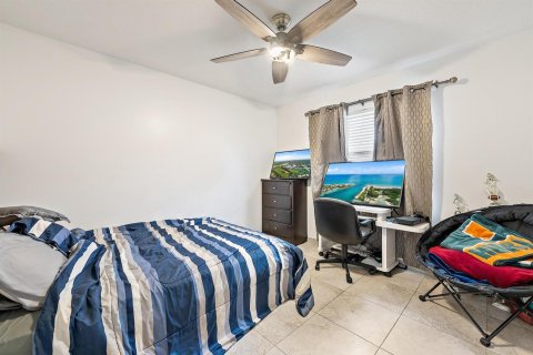House in Lake Worth, Florida 3 bedrooms, 135.36 sq.m. № 2260506 - photo 17