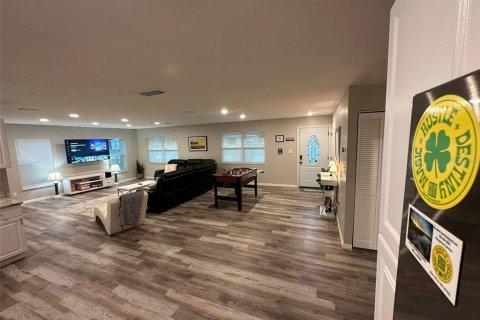 House in Melbourne, Florida 5 bedrooms, 205.13 sq.m. № 2324107 - photo 15