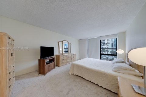 Condo in Miami, Florida, 2 bedrooms № 2090356 - photo 9