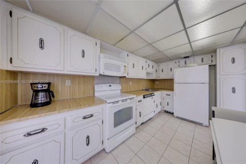Condo in Miami, Florida, 2 bedrooms № 2090356 - photo 6