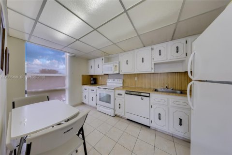 Condo in Miami, Florida, 2 bedrooms № 2090356 - photo 7