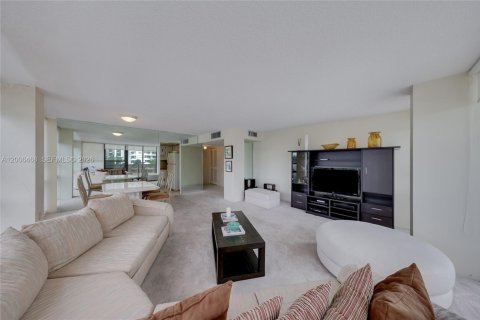 Condo in Miami, Florida, 2 bedrooms № 2090356 - photo 2