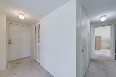Condo in Miami, Florida, 2 bedrooms № 2090356 - photo 5
