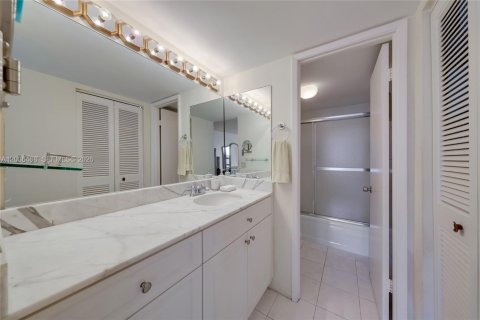 Condo in Miami, Florida, 2 bedrooms № 2090356 - photo 11