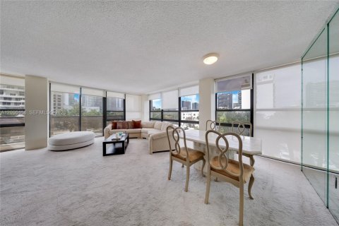 Condo in Miami, Florida, 2 bedrooms № 2090356 - photo 4