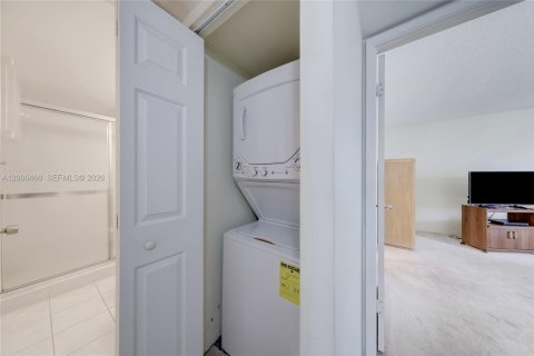 Condo in Miami, Florida, 2 bedrooms № 2090356 - photo 16