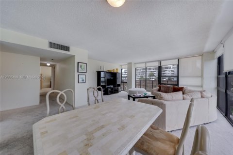 Condo in Miami, Florida, 2 bedrooms № 2090356 - photo 3