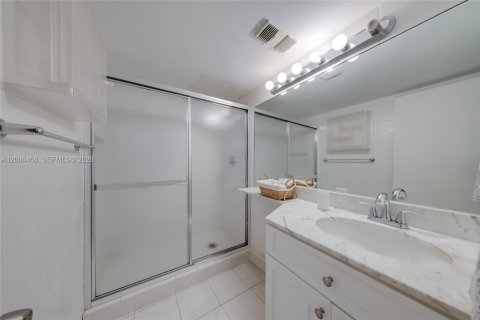 Condo in Miami, Florida, 2 bedrooms № 2090356 - photo 14