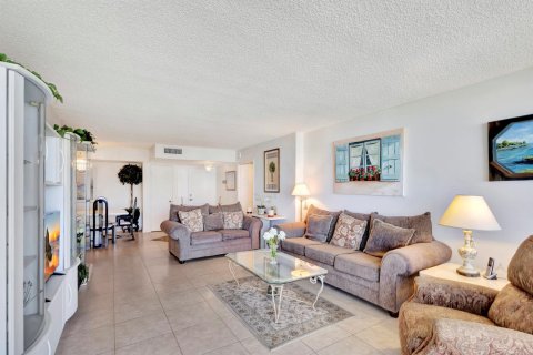 Condo in Riviera Beach, Florida, 2 bedrooms № 2332408 - photo 9